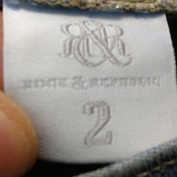 Rock& Republic Zipper Pocket Capri Jeans - Picture 6 of 8